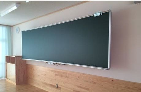 金剛㈱熊本支店では各種学校家具を取り扱っており、黒板や白板の納入事例も多数ございます。