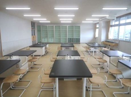 金剛㈱熊本支店で取り扱っている学校家具のうちの理科室の学校家具の納入事例