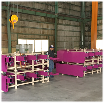 長尺物の鋼材置き場　スライドラック　スライド棚　スライドアームラックを仮置きしている場面　安全導入　スライド棚保管　アームラック　鋼材収納　長尺鋼材保管
