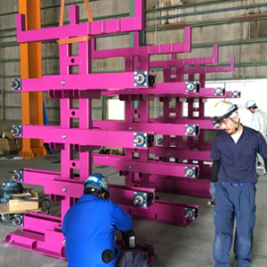 配置したスライドアームラックを組み立てている写真　スライド棚　安全　導入　鋼材置き場　収納　鋼材置き場
